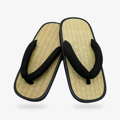 Geta Sandalen mit traditionellem schwarzem Riemen und Strohsohle im Überblick