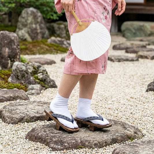 Geta Seigaiha Sandalen getragen mit einem rosa Kimono im japanischen Garten