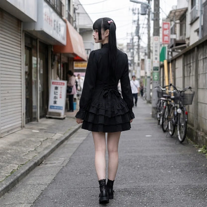 Rückansicht des Gothic Lolita Kleids mit Bandschnürung und zwei Rüschenlagen