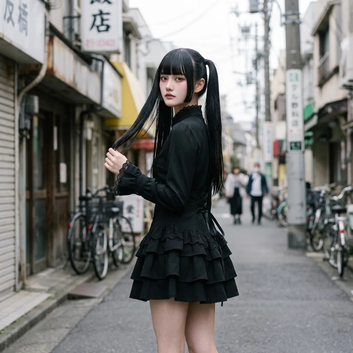 Gothic Lolita Kleid im Halbprofil mit Spitzenkragen und Knopfleiste bei Tageslicht