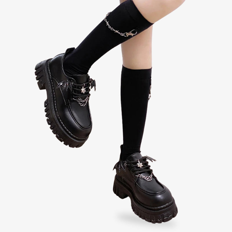Schwarze Gothic Lolita Schuhe mit detaillierten Applikationen und Plateau