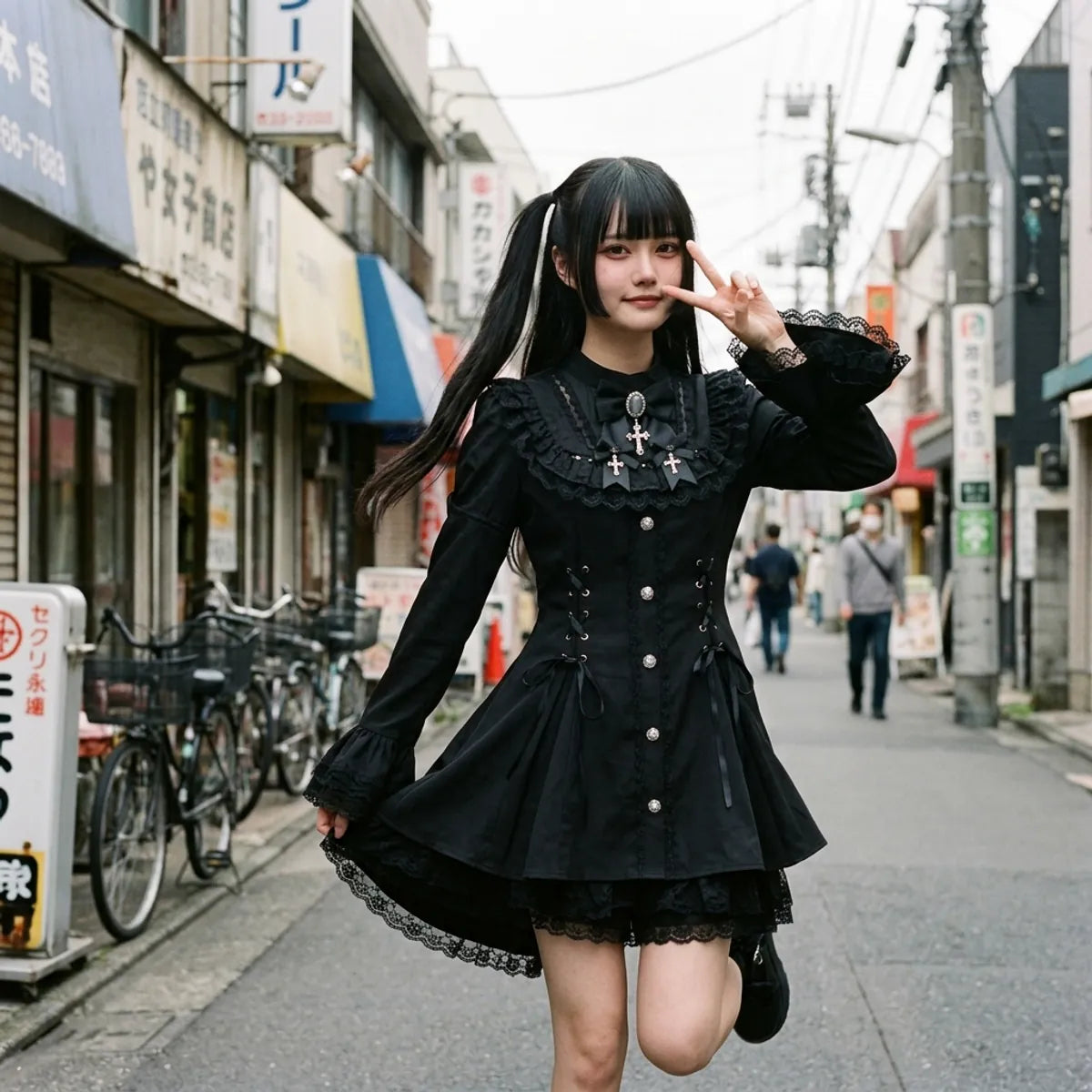 Gothic Lolita Streetstyle in Harajuku mit ausgestellten Spitzenmanschetten und volantbesetztem Saum in Bewegung