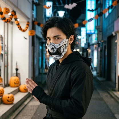Blassgraue Oni Halbmaske bei Nacht getragen, blaues Neonlicht im Hintergrund Tokios