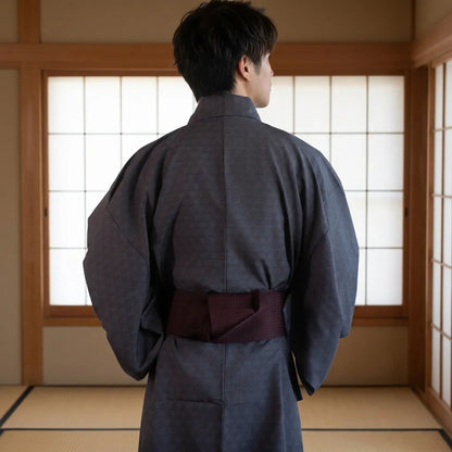 Grauer Yukata Herren Kimono in Rückansicht getragen