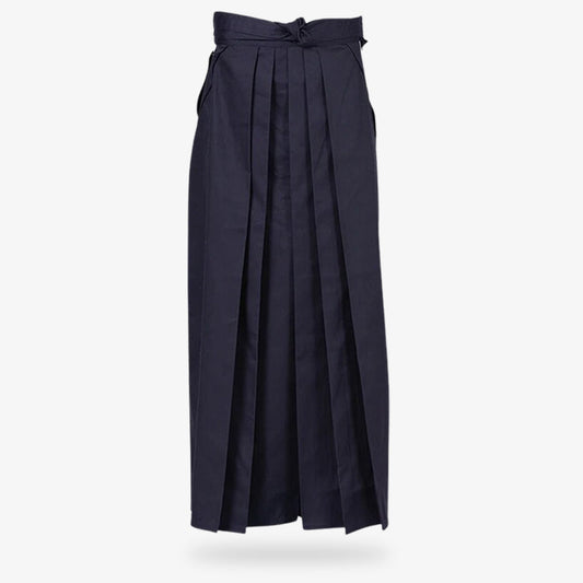 Frau trägt blaue Hakama Hose beim Aikido Training