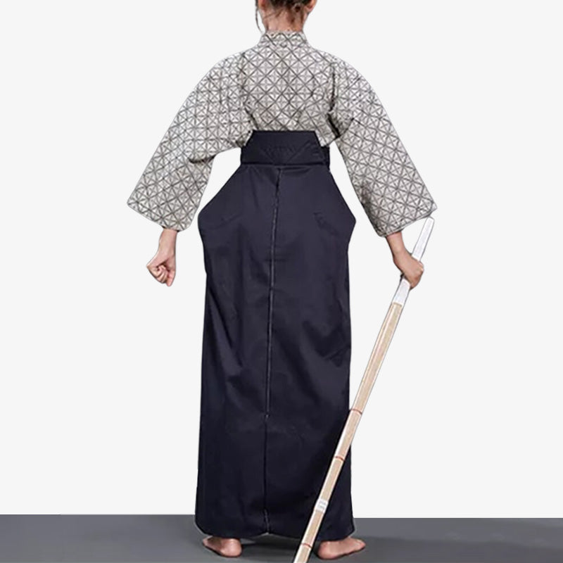 Mädchen trägt Hakama Hose mit geometrisch gemustertem Keikogi