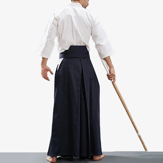 Kendo-Praktizierender trägt Hakama Hose Herren mit weißem Keikogi und Shinai