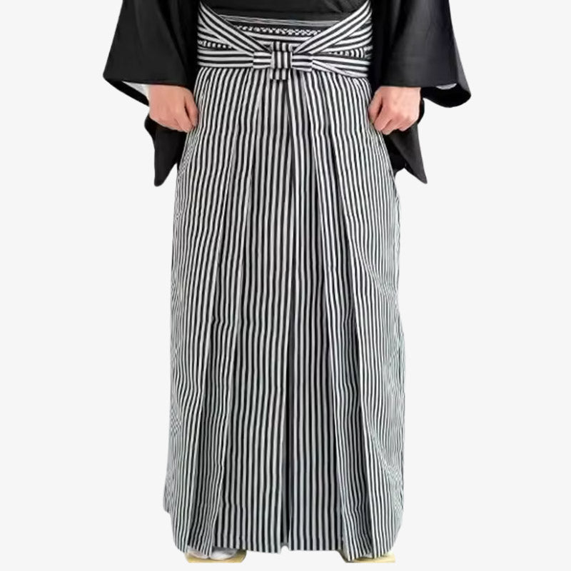 Hakama Hose kombiniert mit klassischem Kimono Oberteil und schwarzen Streifen