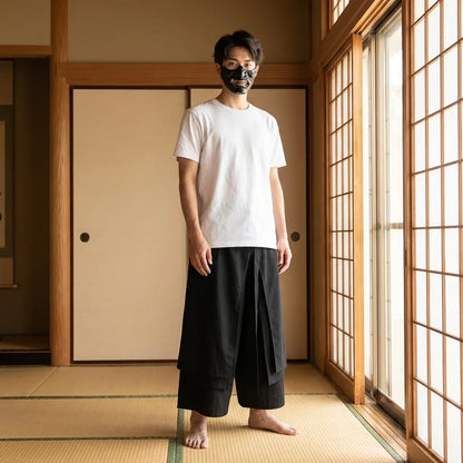 Hakama Hose kombiniert mit lockerem Oberteil für urbanen Look