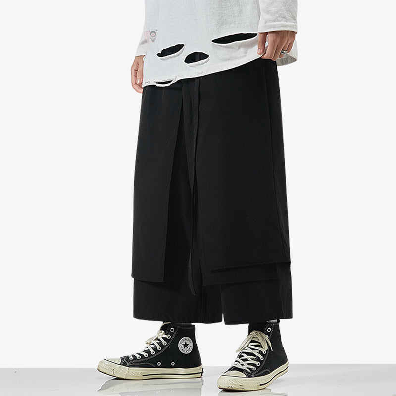 Mann trägt schwarze Hakama Hose kombiniert mit schwarzen Sneakern