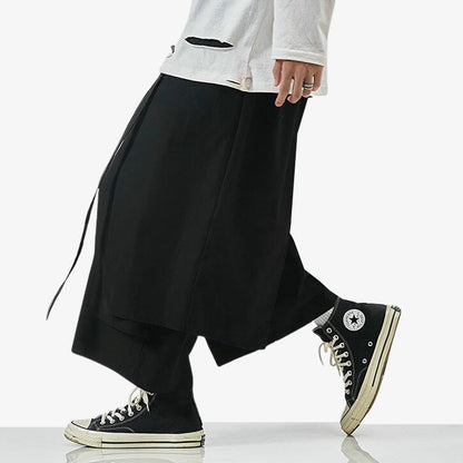 Streetwear Look mit schwarzer Hakama Hose im traditionellen Samurai-Stil