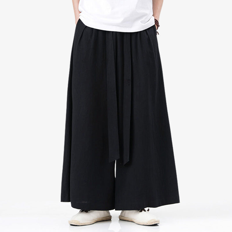 Schwarze Hakama Hose mit fließender, traditioneller japanischer Silhouette und lockerem Schnitt