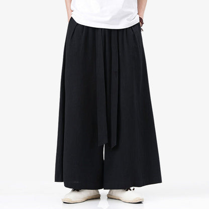 Schwarze Hakama Hose mit fließender, traditioneller japanischer Silhouette und lockerem Schnitt