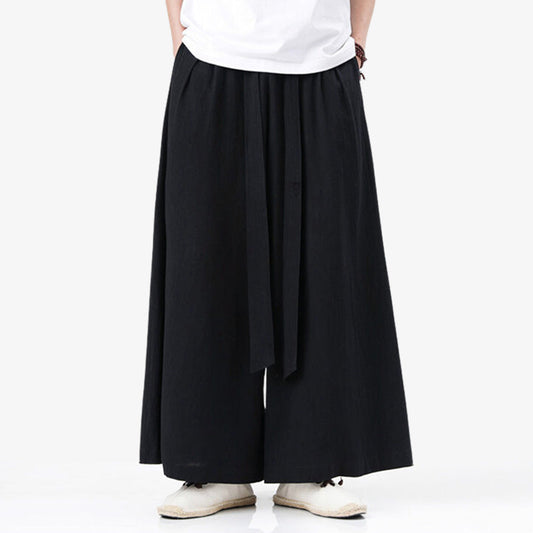 Schwarze Hakama Hose mit fließender, traditioneller japanischer Silhouette und lockerem Schnitt
