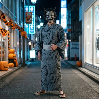 Graue Oni Maske in voller Länge mit grau gemustertem Kimono in nächtlicher Straße Tokios