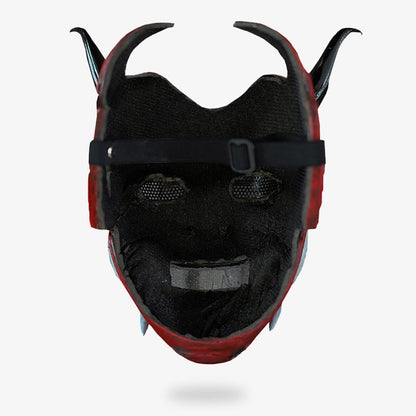 Von einem Kunsthandwerker gefertigte Oni Masken aus Fiberglas mit bemalten Details, gepolstert und mit Riemen für sicheren Halt