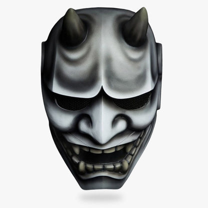 Von einem Kunsthandwerker gefertigte graue Hannya Maske aus Fiberglas mit spitzen Zähnen