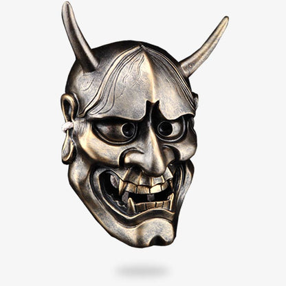 Japanische Hannya Maske mit Hörnern und Fangzähnen im Oni Dämon Design