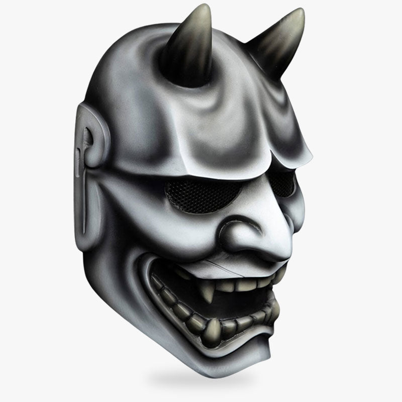 Weiße von einem Kunsthandwerker gefertigte Hannya Maske mit Hörnern und Fangzähnen