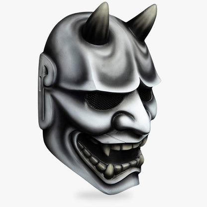 Weiße von einem Kunsthandwerker gefertigte Hannya Maske mit Hörnern und Fangzähnen