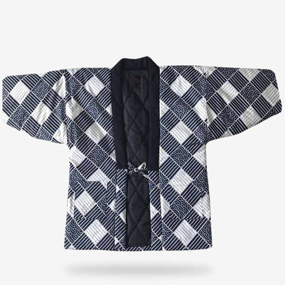 Mann trägt Hanten Jacke über einem traditionellen Kimono