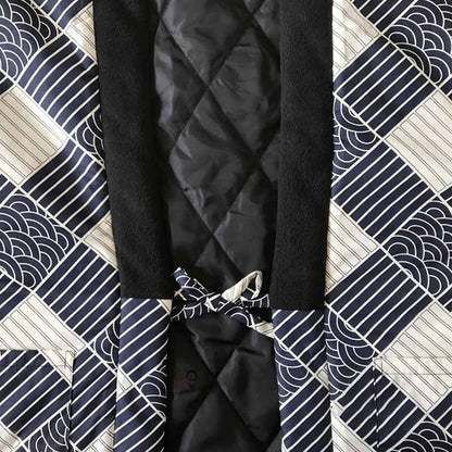 Hanten Jacke mit Seigaiha Wellenmuster über einem Kimono getragen