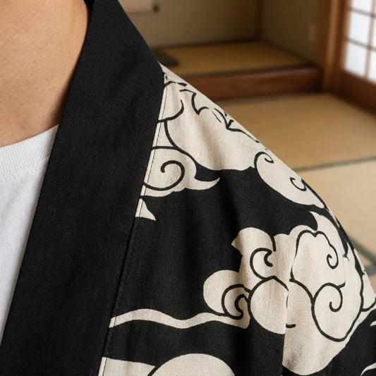 Nahaufnahme von Stoffdruck und Ärmel der schwarzen Haori Jacke