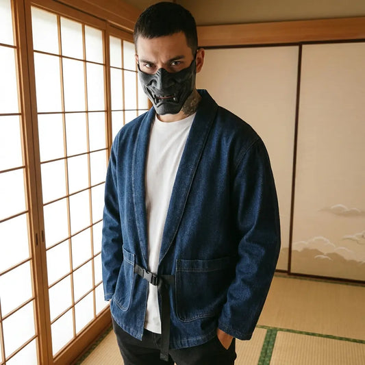 Mann trägt blaue Haori Jacke in traditionellem japanischen Wohnzimmer mit Shoji
