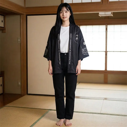 Frau trägt Haori Jacke in japanischem Raum mit Tatami und Shoji-Schiebetüren