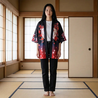 Offen getragene Haori Jacke Damen in Schwarz mit rotem Blütenprint auf Tatami