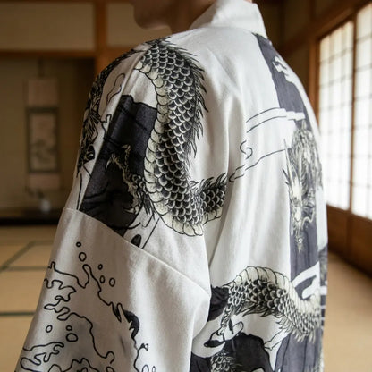 Nahaufnahme des Drachenmusters auf dem Rücken der Haori Jacke