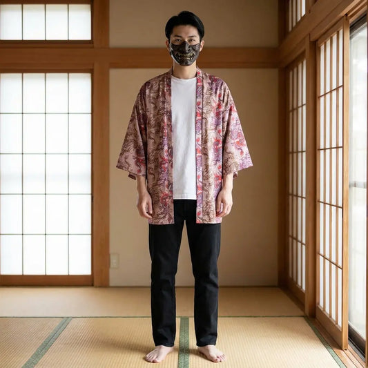 Mann trägt Haori Jacke Drache in japanischem Wohnraum, Frontalansicht