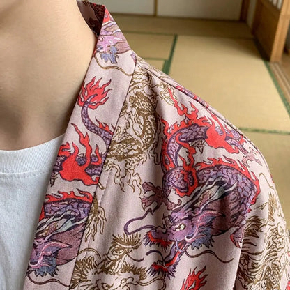 Nahaufnahme des bedruckten Stoffs und Ärmels der Haori Jacke Drache