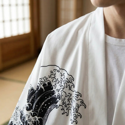 Nahaufnahme von Stoff und Ärmel der bedruckten Haori Jacke