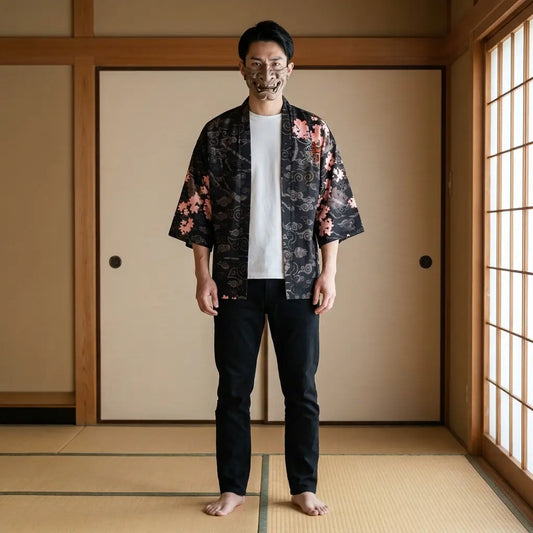 Mann trägt Haori Jacke mit Drachenmotiv im japanisch eingerichteten Zimmer, Vorderansicht