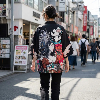 Frau von hinten mit Anime Haori Jacke in einer Harajuku Straße