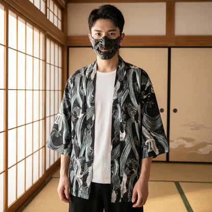 Mann trägt Haori Jacke im Kimono-Stil in traditionellem japanischem Wohnzimmer, Vorderansicht