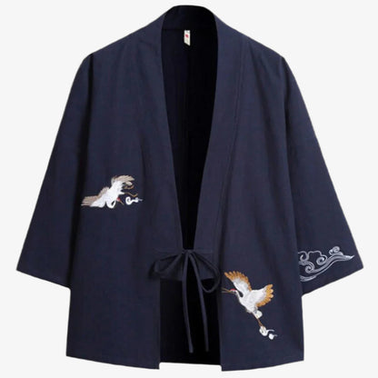 Detailansicht der von einem Kunsthandwerker bestickten Tsuru-Kranich-Motive auf der Haori Jacke