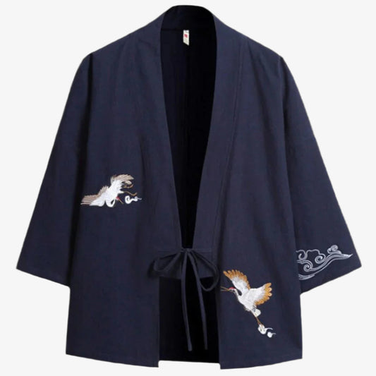 Detailansicht der von einem Kunsthandwerker bestickten Tsuru-Kranich-Motive auf der Haori Jacke