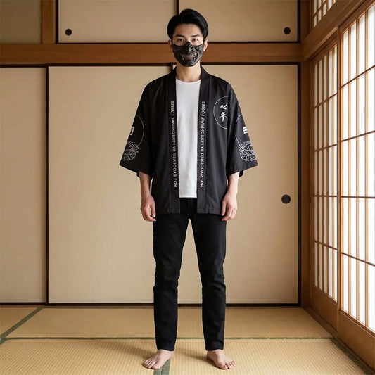 Mann trägt Haori Jacke in traditionellem japanischem Wohnraum mit Shoji-Schiebetüren