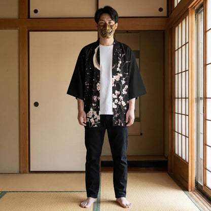 Mann trägt Haori Kimono Jacke mit Mond-Print, Frontalansicht in traditionellem Raum