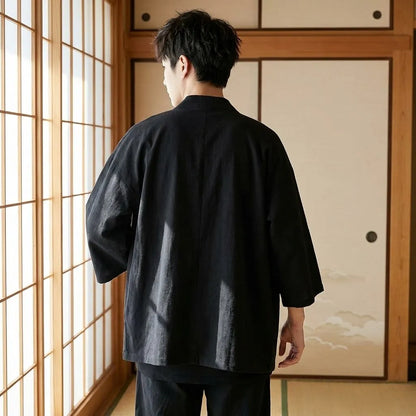 Rückansicht der schwarzen Haori Jacke mit offenem Schnitt