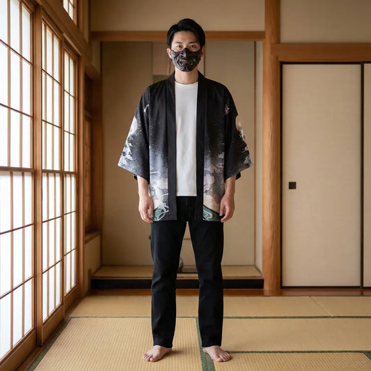Mann trägt schwarze Haori Jacke mit Drachenmotiv in japanischem Raum