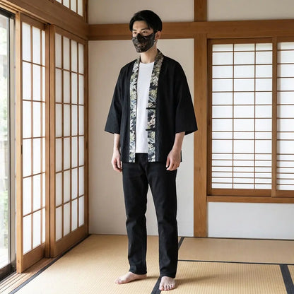 Mann trägt Haori Kimono Jacke in traditionellem Tatami Raum, Frontalansicht