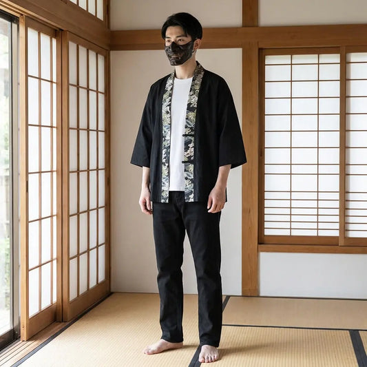 Mann trägt Haori Kimono Jacke in traditionellem Tatami Raum, Frontalansicht