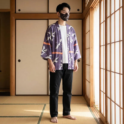 Mann trägt Haori Tokyo Jacke in traditionellem japanischen Raum, Frontansicht