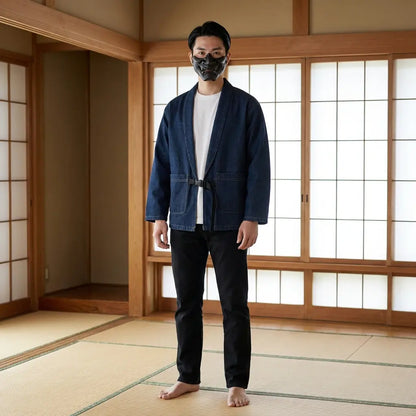 Mann trägt blaue Haori Jacke in traditionellem japanischen Raum, Frontansicht
