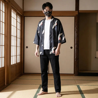 Mann trägt Haori Kimono Jacke Herren in traditionellem Tatami Raum, Frontalansicht