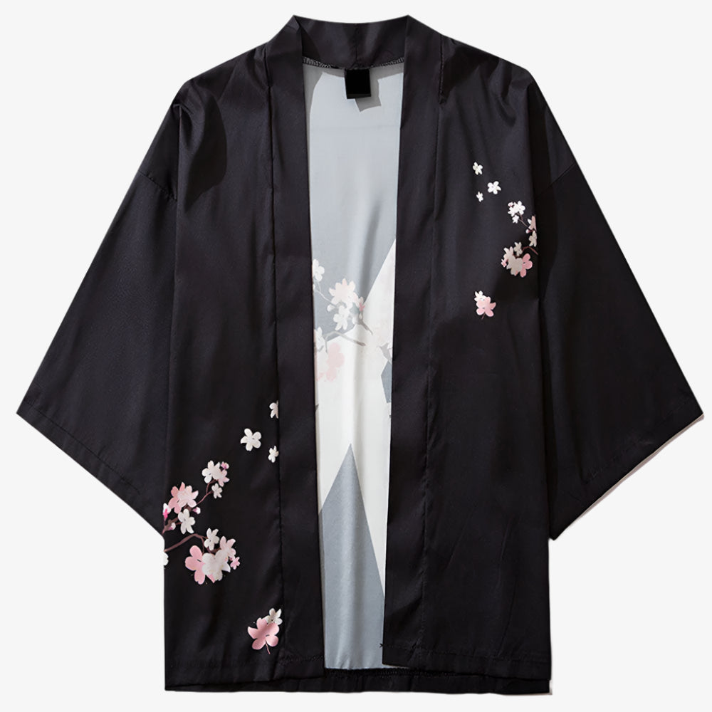 Schwarze Haori Kimono Jacke mit aufgedrucktem Kirschblütenmuster vor weißem Hintergrund