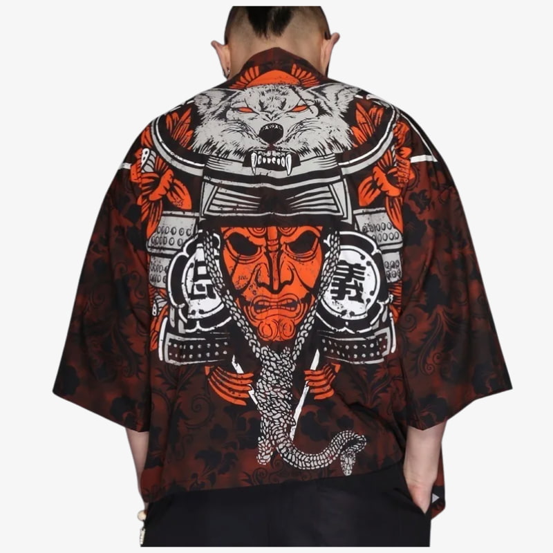 Mann trägt traditionelle Haori Jacke mit detailliertem Mempo Masken Motiv vor weißem Hintergrund